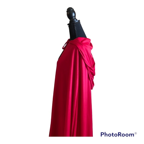 Red Hooded Cloak - Picture 5 of 7